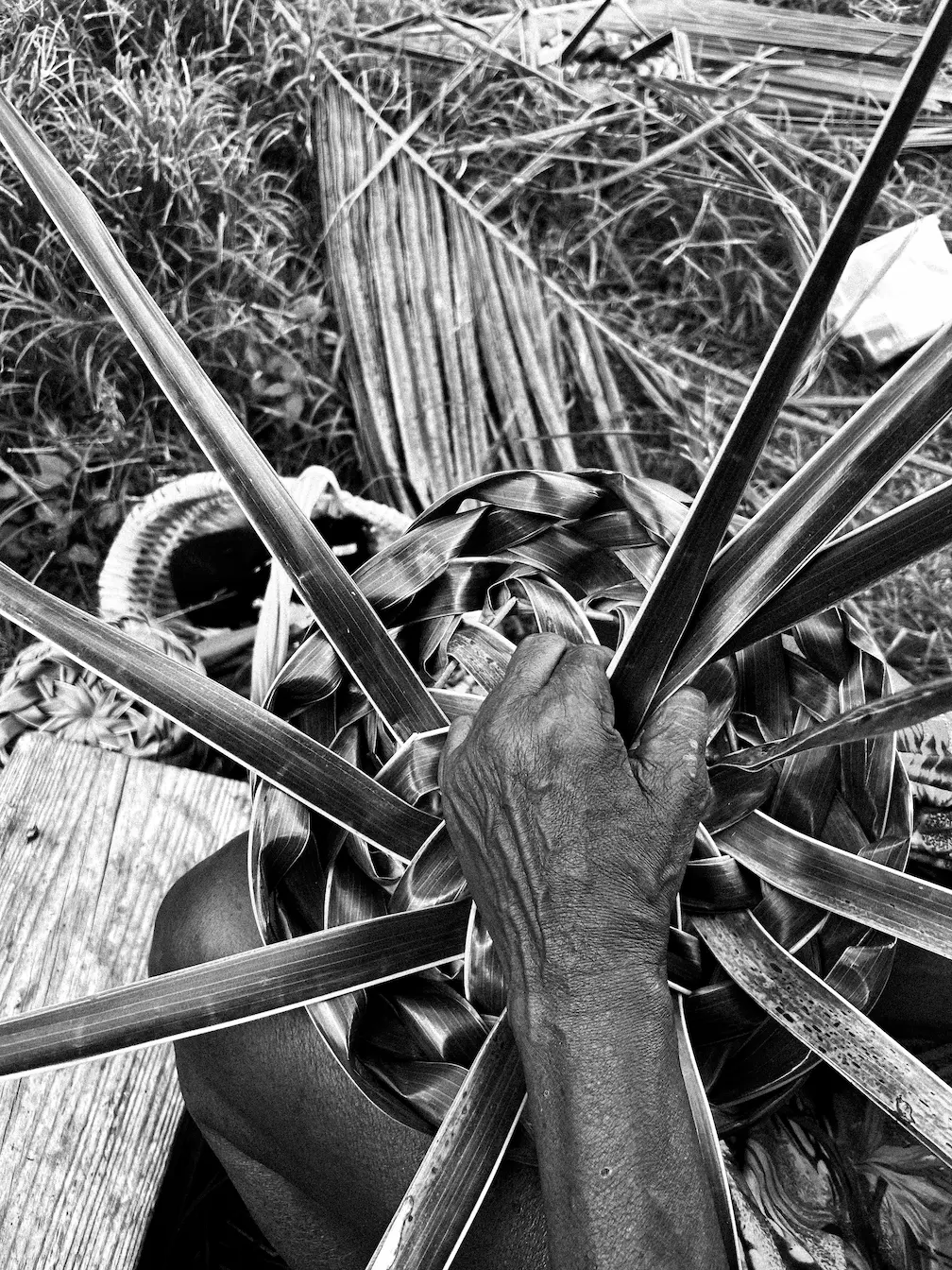 Ant dé Rivaj - Panier en osier tressé vu du dessus – photographie en noir et blanc
