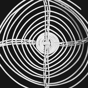 Ant dé Rivaj - Spirale en rotin tressé – motif de vannerie en noir et blanc