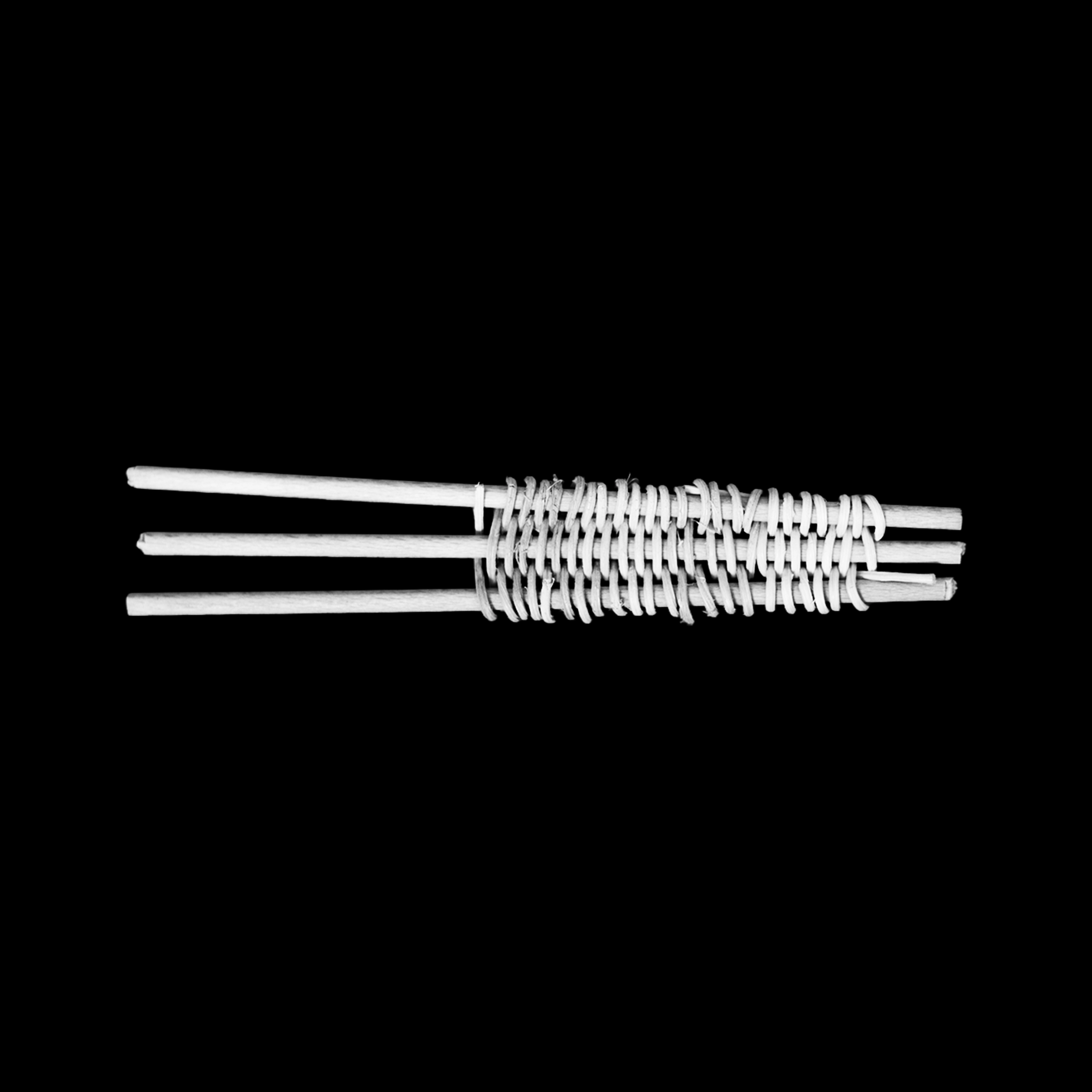 Ant dé Rivaj - Outils de jardinage – pince à manche jaune et lame à manche rouge sur fond noir