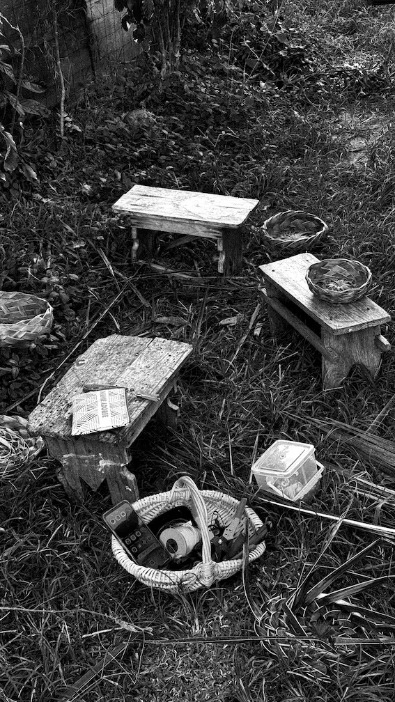 Ant dé Rivaj - Spirale en rotin tressé – motif de vannerie en noir et blanc