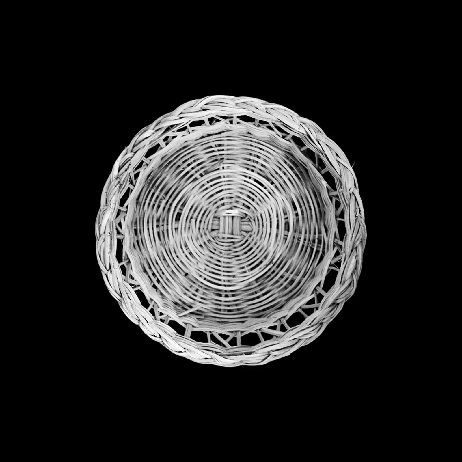 Ant dé Rivaj - Panier en osier tressé vu du dessus – photographie en noir et blanc