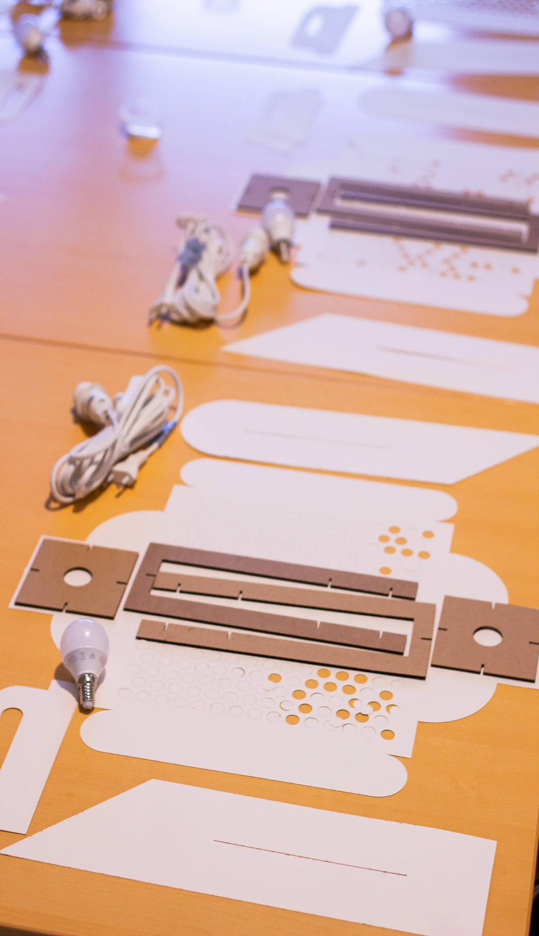 Atelier SCT – découpe laser des pièces du luminaire en carton en fablab