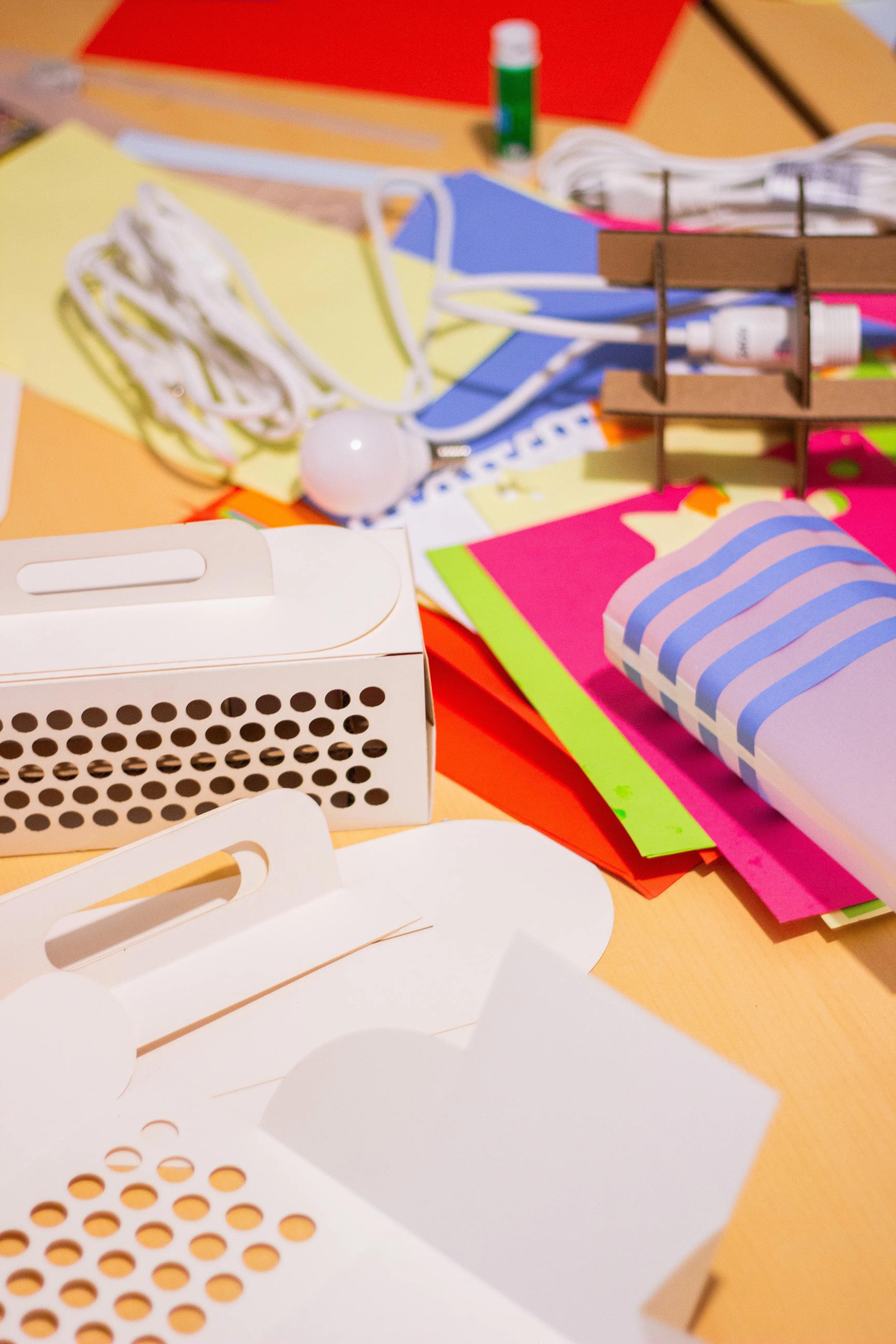 Atelier SCT – maquette et prototype du luminaire open-design en carton