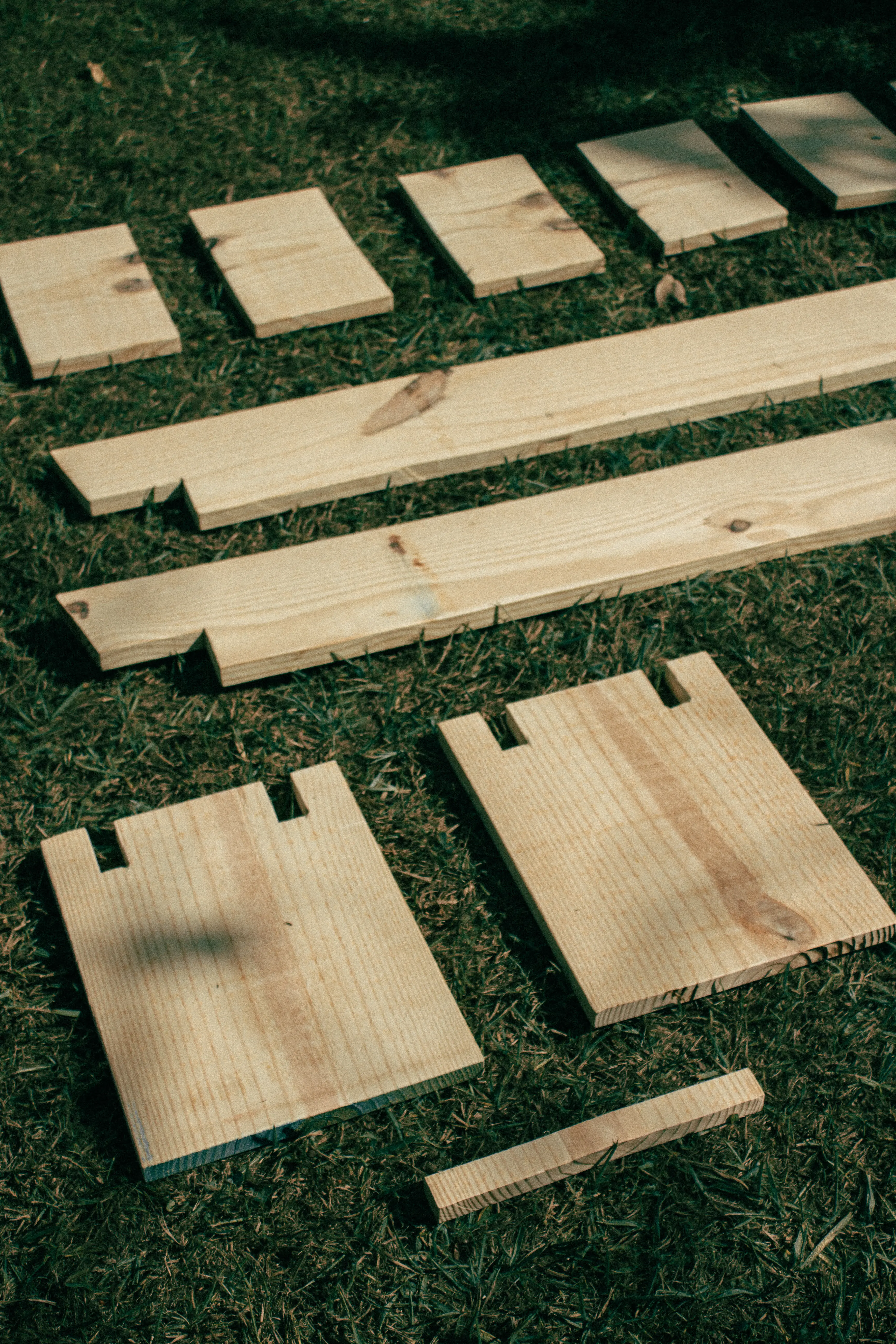 Mobiliers SO – série assises fonctionnelles en bois de construction recyclé